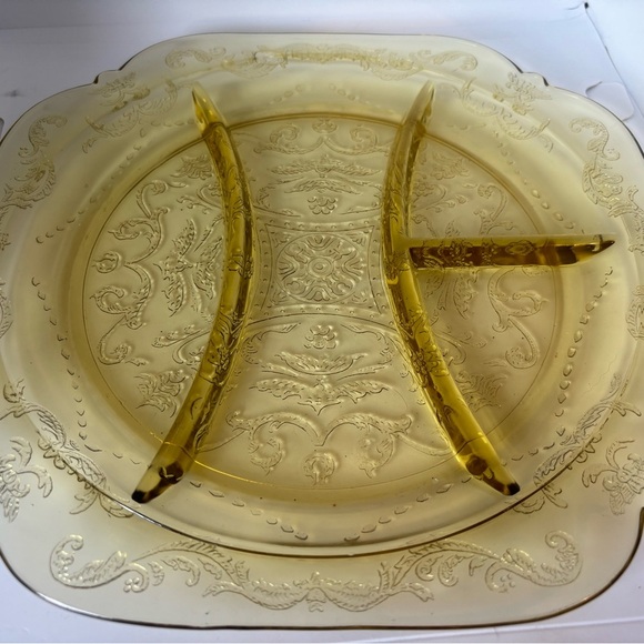 Federal Glass "Madrid" Amber/Yellow Depression Glass divided dish - Picture 3 of 9